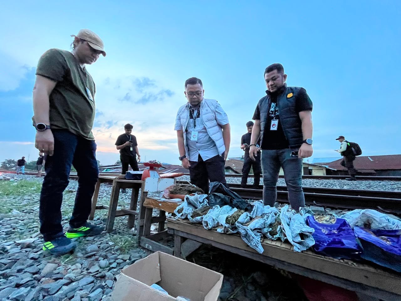 Personel Polrestabes Medan saat menggerebek dan meratakan sarang narkoba di bantaran Rel KA Medan–Kualanamu, Sabtu (8/8/2026).