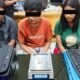 Petugas Satresnarkoba Polrestabes Medan saat penggerebekan rumah penjual sabu di Jalan Perintis, Desa Tembung, Kecamatan Percut Sei Tuan, Minggu (16/8/2026).