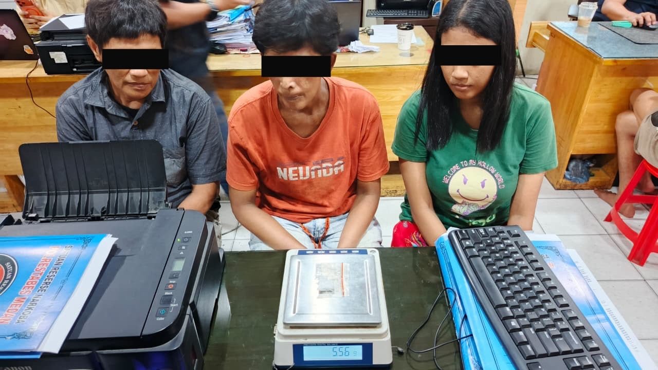Petugas Satresnarkoba Polrestabes Medan saat penggerebekan rumah penjual sabu di Jalan Perintis, Desa Tembung, Kecamatan Percut Sei Tuan, Minggu (16/8/2026).