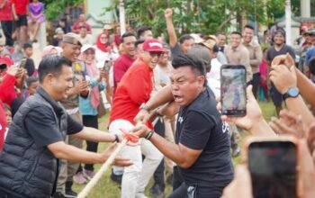 Wali Kota Medan Rico Waas ikut lomba tarik tambang bersama warga Medan Amplas dalam semarak perayaan HUT RI ke-81, Senin (17/8/2026).