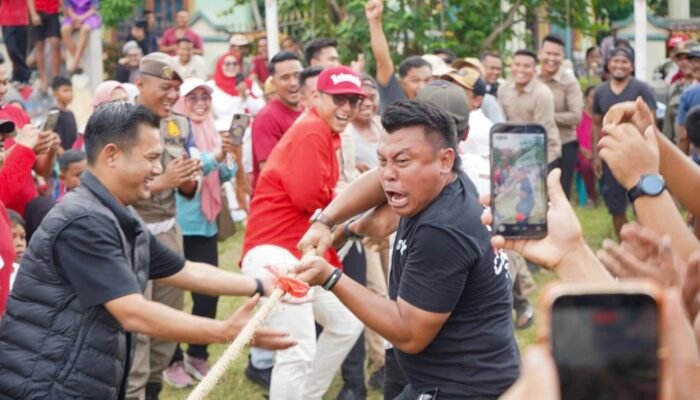 Semarak HUT RI ke-81, Rico Waas Ikut Lomba Tarik Tambang di Medan Amplas