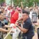 Wali Kota Medan Rico Waas ikut lomba tarik tambang bersama warga Medan Amplas dalam semarak perayaan HUT RI ke-81, Senin (17/8/2026).