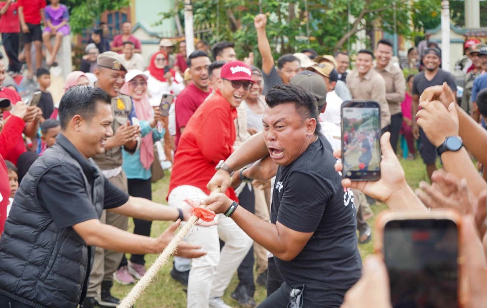 Wali Kota Medan Rico Waas ikut lomba tarik tambang bersama warga Medan Amplas dalam semarak perayaan HUT RI ke-81, Senin (17/8/2026).
