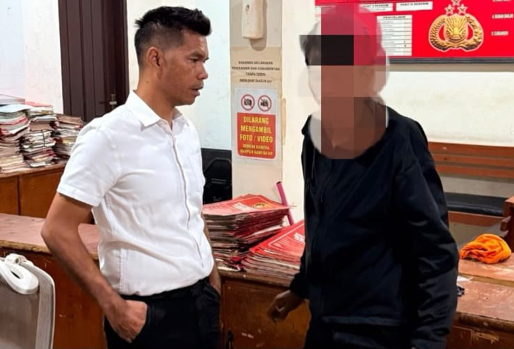 Kanit Reskrim Polsek Medan Kota Iptu Poltak Tambunan SH MH melakukan pemeriksaan terhadap pelaku Boby Pratama (40) di kawasan Gang Nasional, Senin (24/8/2026).