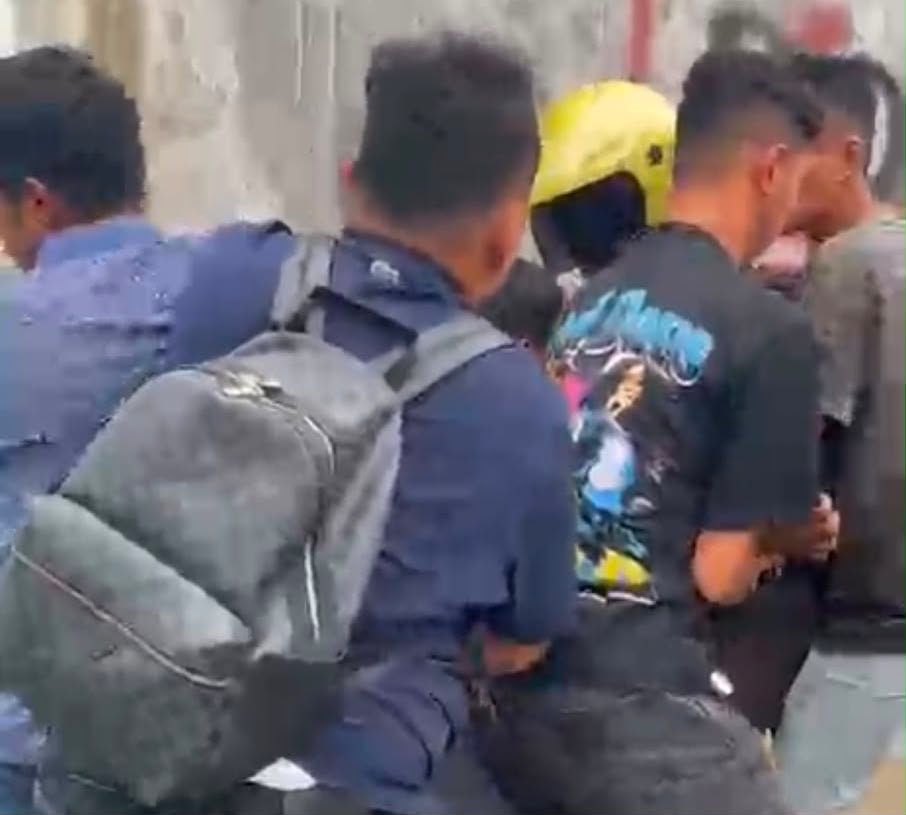 Petugas Satresnarkoba Polrestabes Medan mengamankan pelaku pengedar narkoba yang sempat berontak dan memprovokasi warga di Percut Sei Tuan.