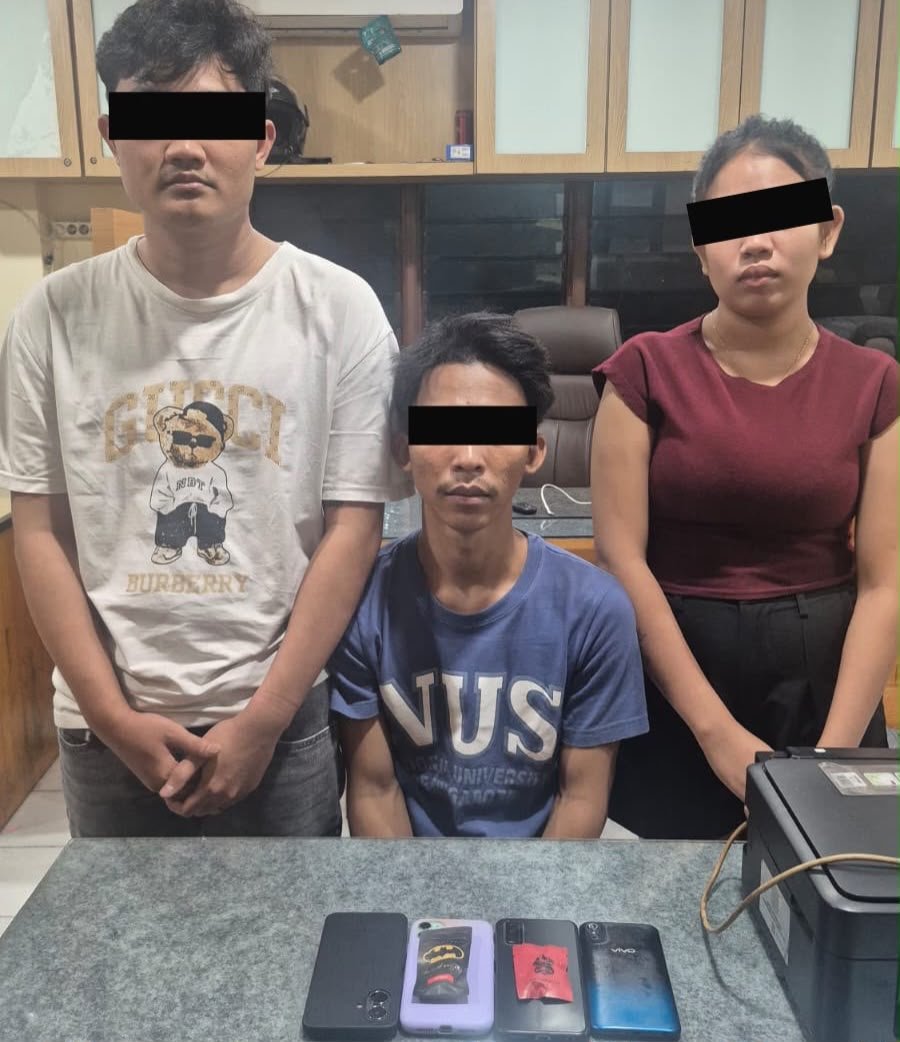 Konferensi pers pengungkapan kasus peredaran narkoba di kafe Jalan Darusalam, Medan Petisah, Selasa (18/8/2026). Satresnarkoba Polrestabes Medan menangkap tiga remaja yang memanfaatkan kafe sebagai tempat transaksi Pod Getar dan pil ekstasi.