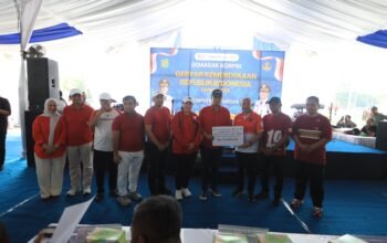 Wali Kota Medan Rico Tri Putra Bayu Waas menyerahkan bantuan dana simbolis sebesar Rp50 juta kepada perwakilan warga terdampak angin puting beliung di Kecamatan Medan Johor, di sela kegiatan perayaan HUT ke-81 Kemerdekaan RI.
