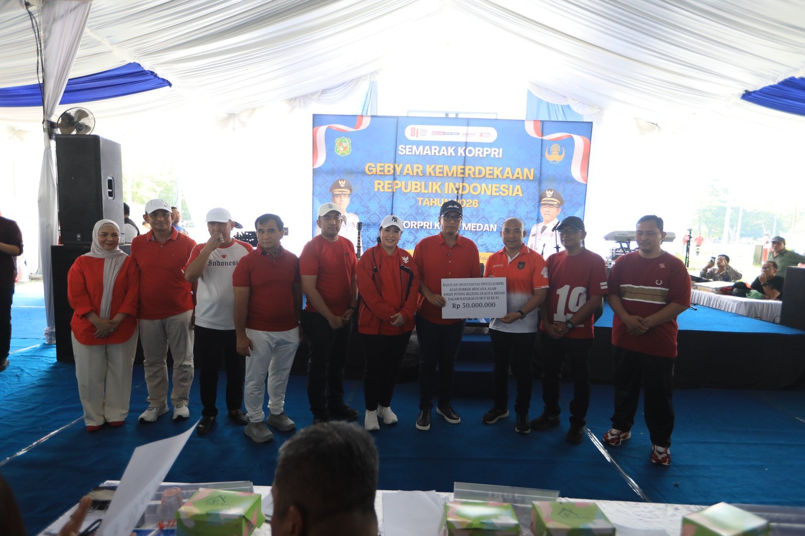 Wali Kota Medan Rico Tri Putra Bayu Waas menyerahkan bantuan dana simbolis sebesar Rp50 juta kepada perwakilan warga terdampak angin puting beliung di Kecamatan Medan Johor, di sela kegiatan perayaan HUT ke-81 Kemerdekaan RI.