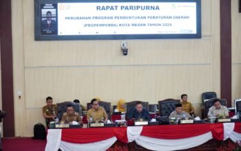 Wali Kota Medan Rico Waas bersama Ketua DPRD Medan Wong Chun Sen dalam Rapat Paripurna Penetapan Perubahan Propemperda 2026 di Gedung DPRD Medan, Selasa (18/8/2026).