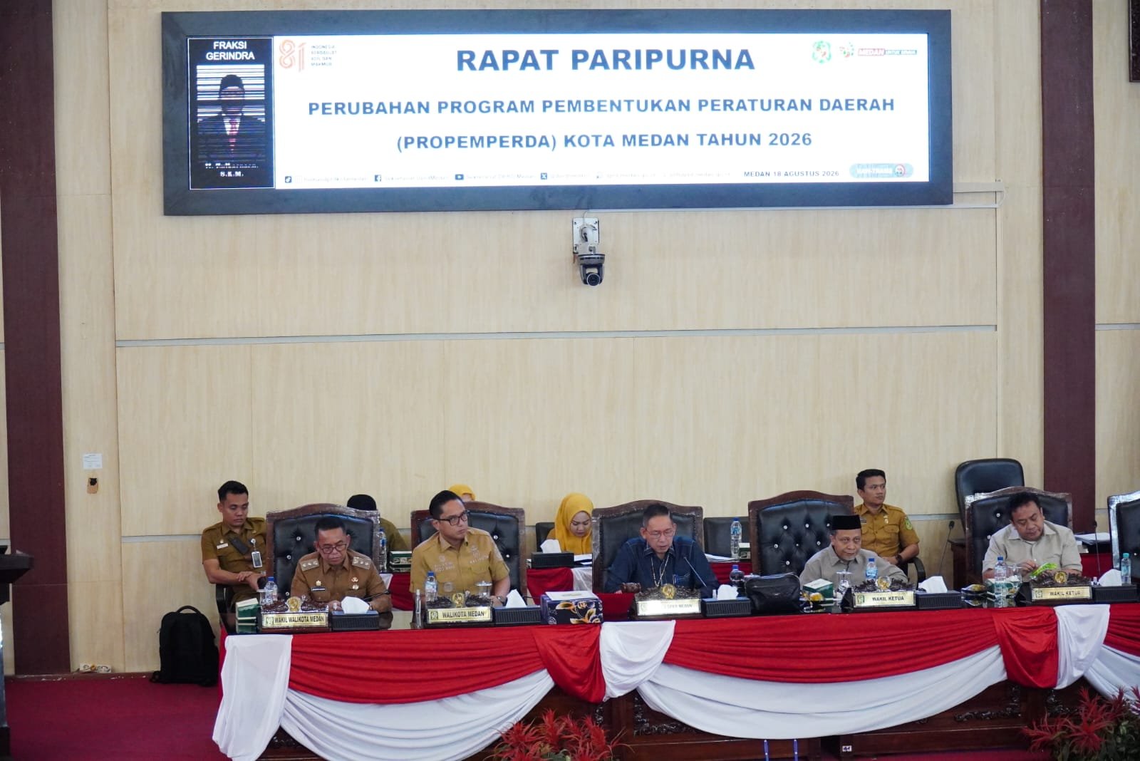 Wali Kota Medan Rico Waas bersama Ketua DPRD Medan Wong Chun Sen dalam Rapat Paripurna Penetapan Perubahan Propemperda 2026 di Gedung DPRD Medan, Selasa (18/8/2026).