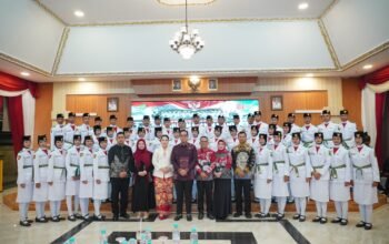 Wali Kota Medan Rico Waas berbincang dan memuji anggota Paskibraka Medan dalam jamuan apresiasi di Pendopo Rumah Dinas, Senin (17/8/2026).