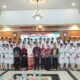 Wali Kota Medan Rico Waas berbincang dan memuji anggota Paskibraka Medan dalam jamuan apresiasi di Pendopo Rumah Dinas, Senin (17/8/2026).