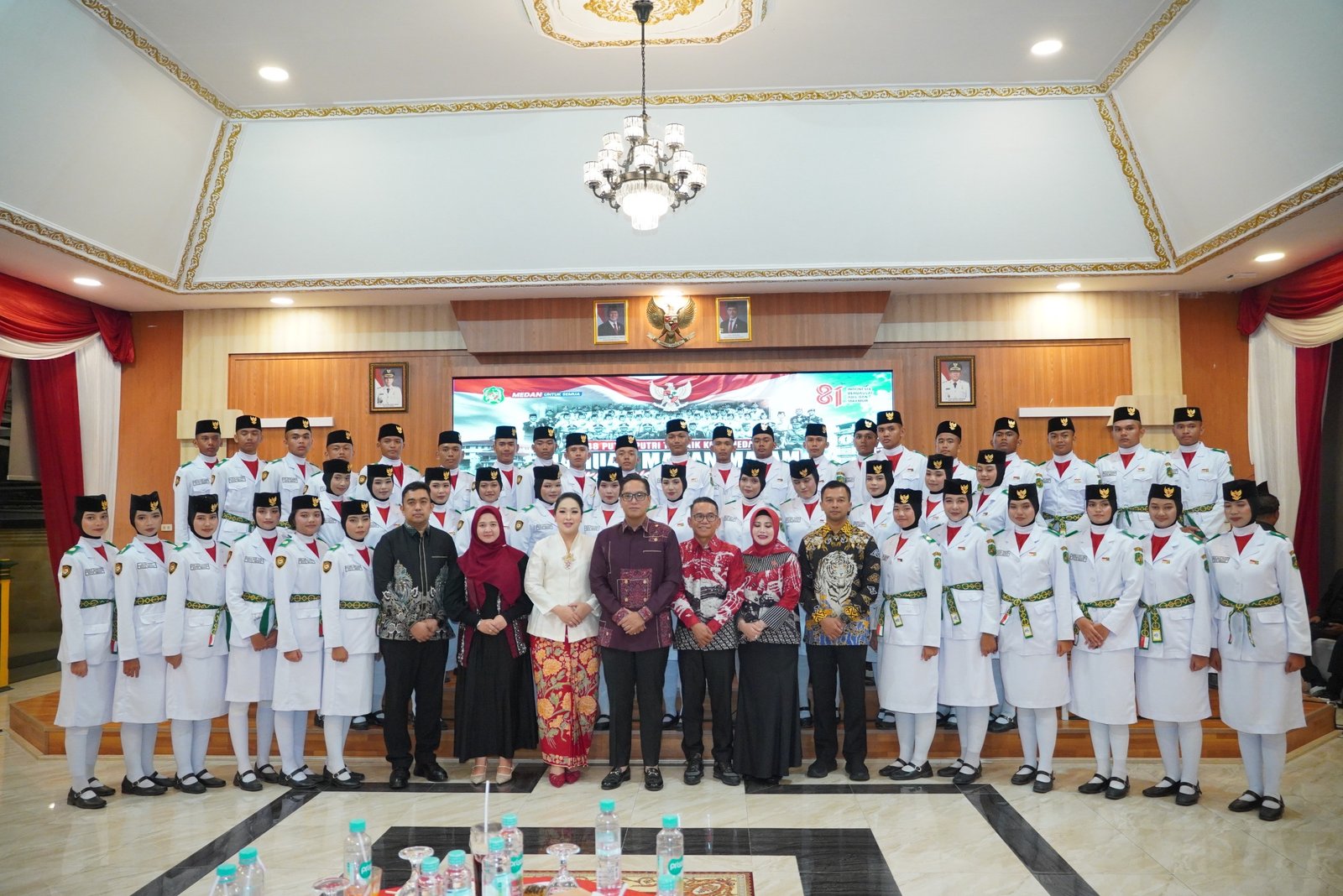 Wali Kota Medan Rico Waas berbincang dan memuji anggota Paskibraka Medan dalam jamuan apresiasi di Pendopo Rumah Dinas, Senin (17/8/2026).