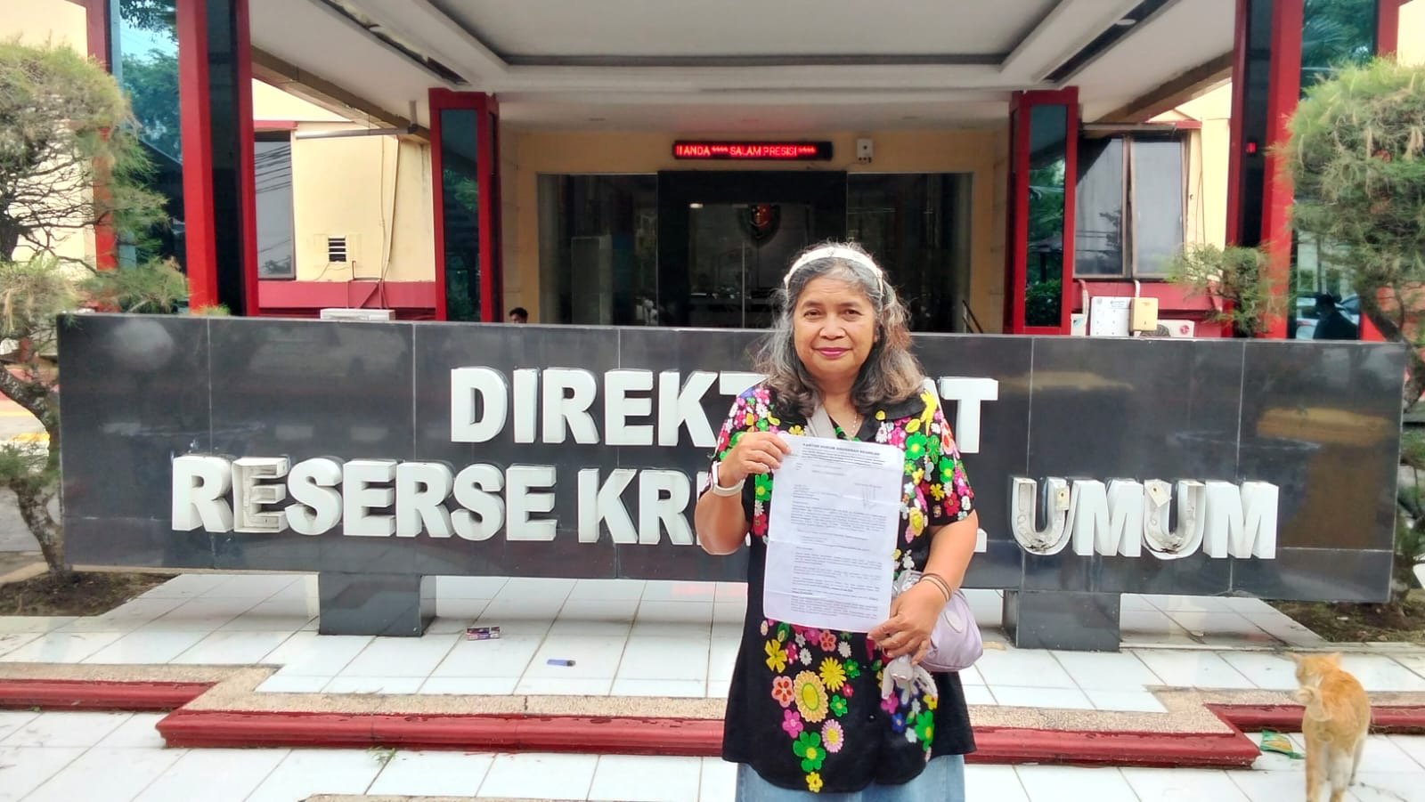 Korban ditipu dengan janji upah Rp108 juta/bulan. Uang Rp1,48 miliar dipakai beli traktor dan mesin panen, lalu GPS diputus. Mobil Avanza dipinjam lalu tak dikembalikan. Korban menangis minta Polda Sumut segera tangkap pelaku.