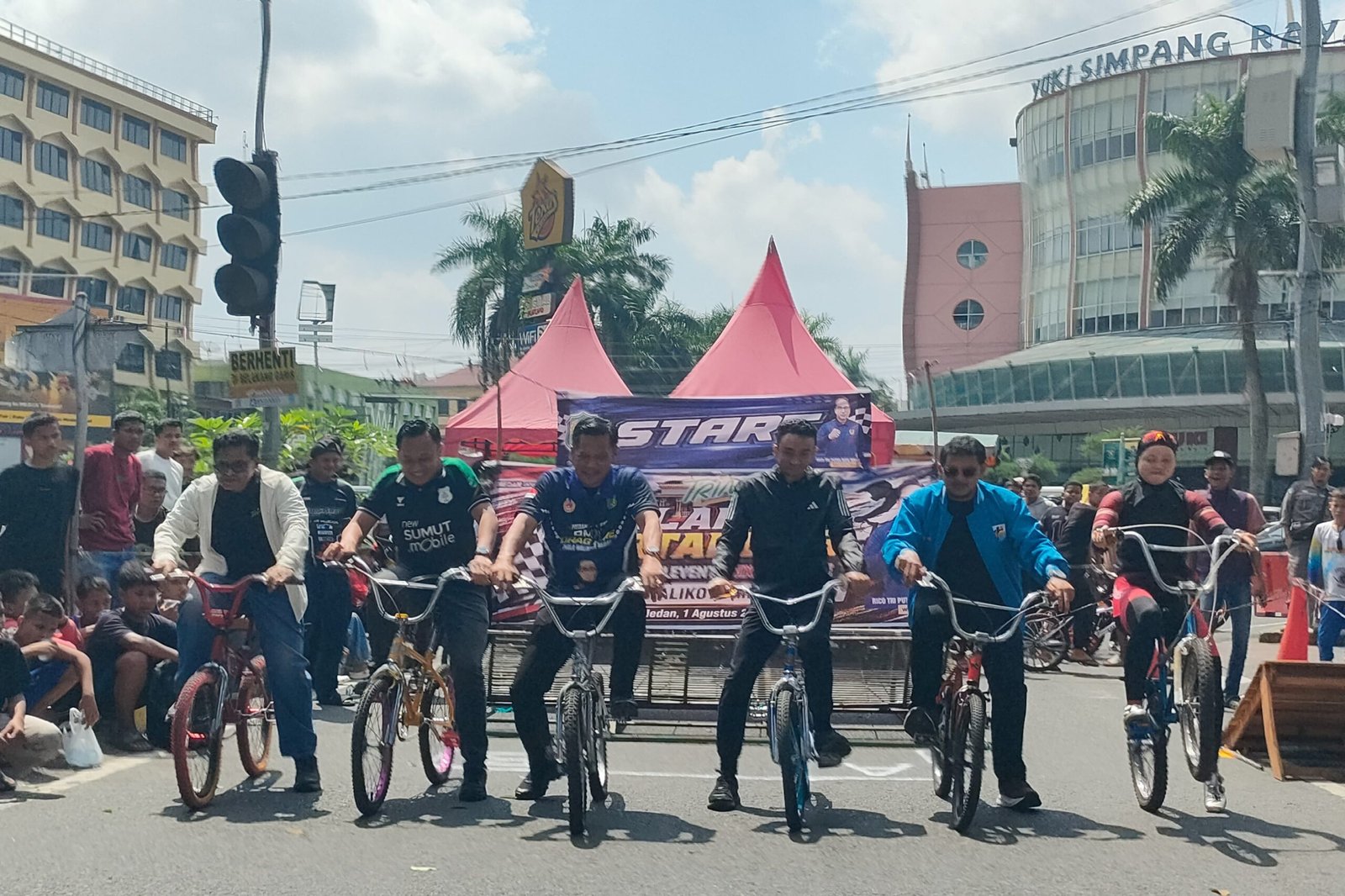 Kadispora Medan T. Chairuniza bersama Ketua KONI Aswindy Fachrizal dan Sultan Deli XIV saat membuka BMX Drag Bike Piala Wali Kota Medan 2026.