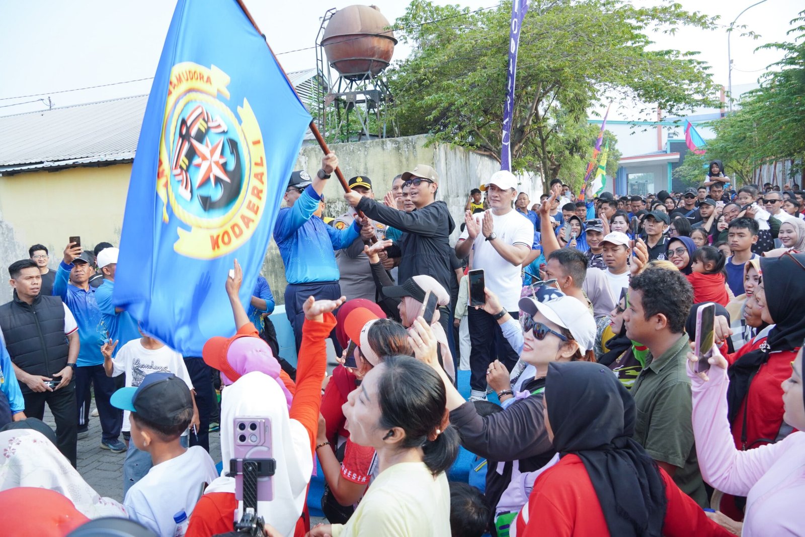 Warga antusias mengikuti kegiatan Car Free Day (CFD) perdana di Jalan Sumatera, Medan Belawan, Minggu (2/8/2026).