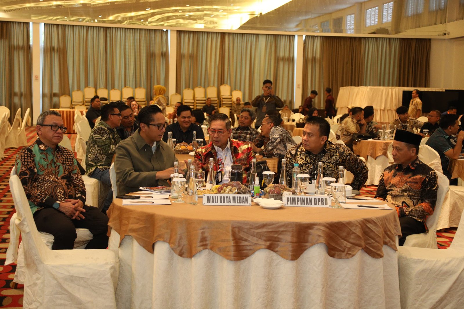 Rico Waas saat membuka Rapat Kerja DPRD Medan di The Hill Hotel Resort Sibolangit.