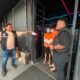 Polrestabes Medan menampilkan pemasok vape narkoba berinisial DD yang diringkus usai penggerebekan di Helen’s Night Mart.