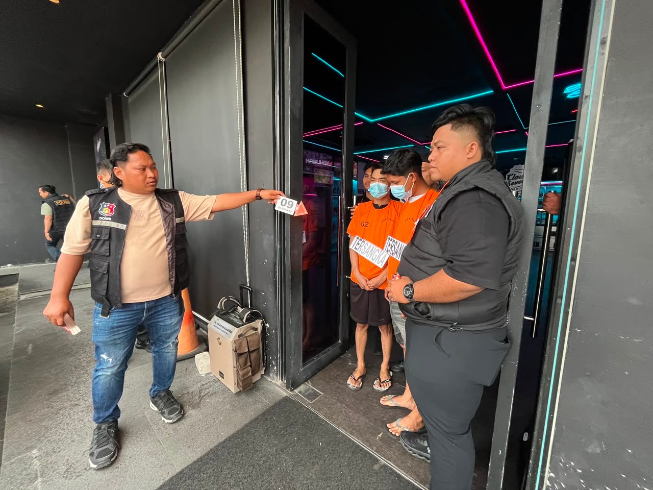 Polrestabes Medan menampilkan pemasok vape narkoba berinisial DD yang diringkus usai penggerebekan di Helen’s Night Mart.