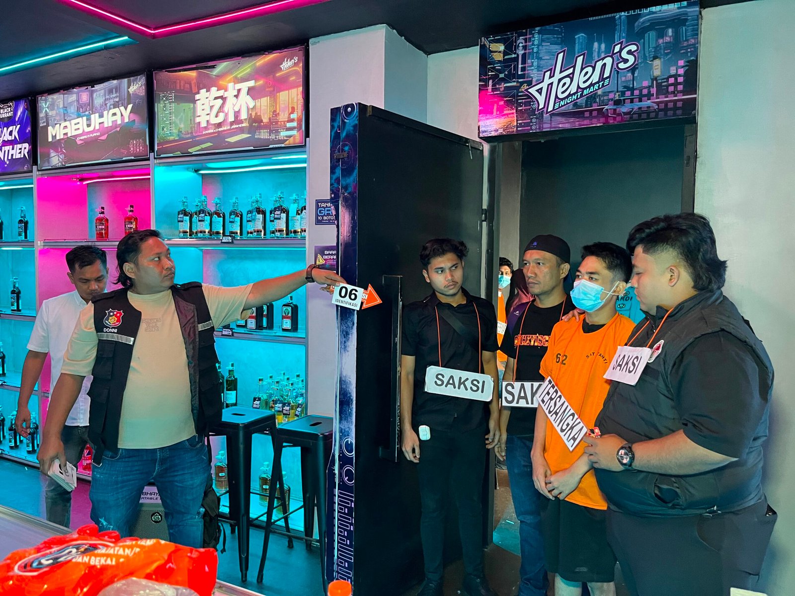 Polrestabes Medan menggelar prarekonstruksi kasus peredaran vape narkoba di Helen's Night Mart, Jalan Setia Budi, Medan.