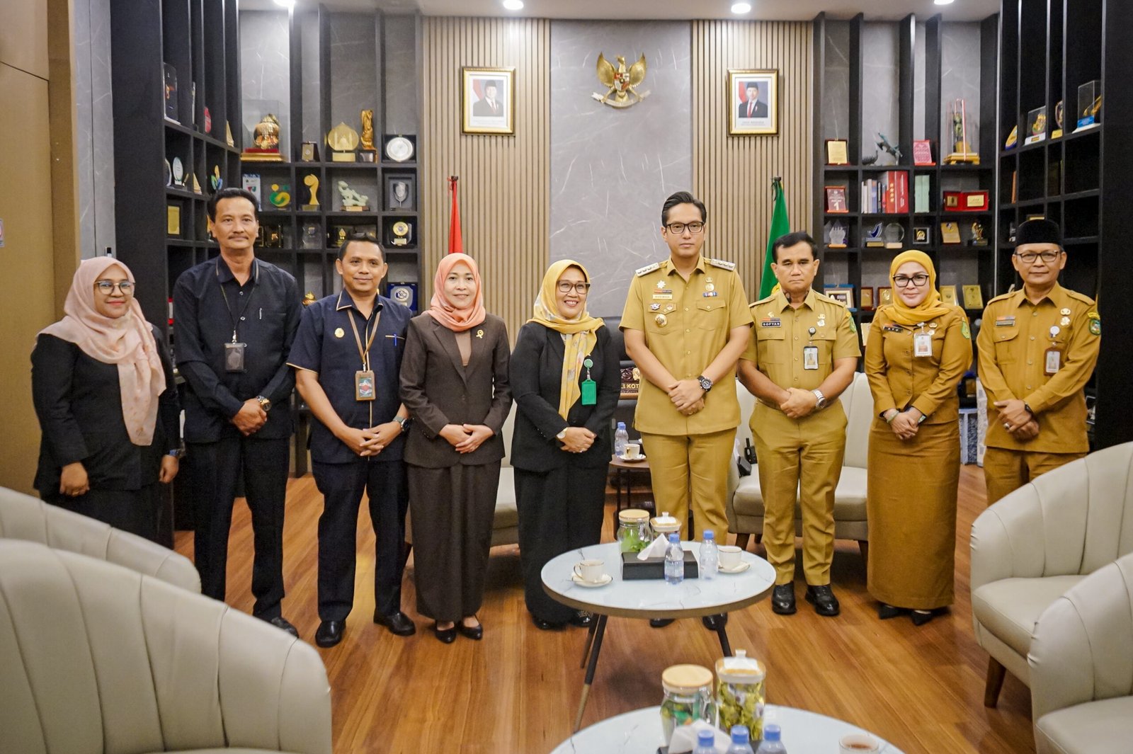 ​Wali Kota Medan Rico Tri Putra Bayu Waas saat menerima audiensi Ketua Pengadilan Agama Medan, Dian Ingrasanti Lubis, di Rumah Dinas Wali Kota.
