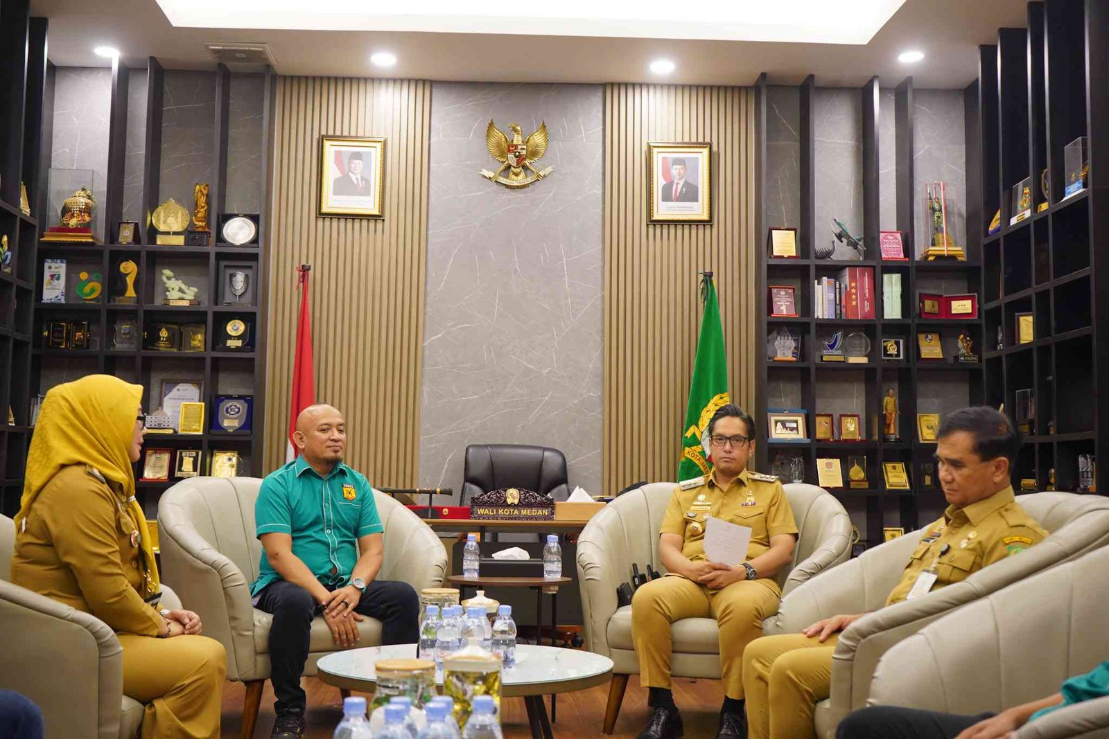 Wali Kota Medan Rico Waas saat menerima audiensi pengurus FORKI Kota Medan di Rumah Dinas Wali Kota.