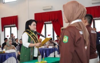 Bunda GenRe Kota Medan Airin Rico Waas saat membuka Karantina Pemilihan Duta GenRe Kota Medan 2026.