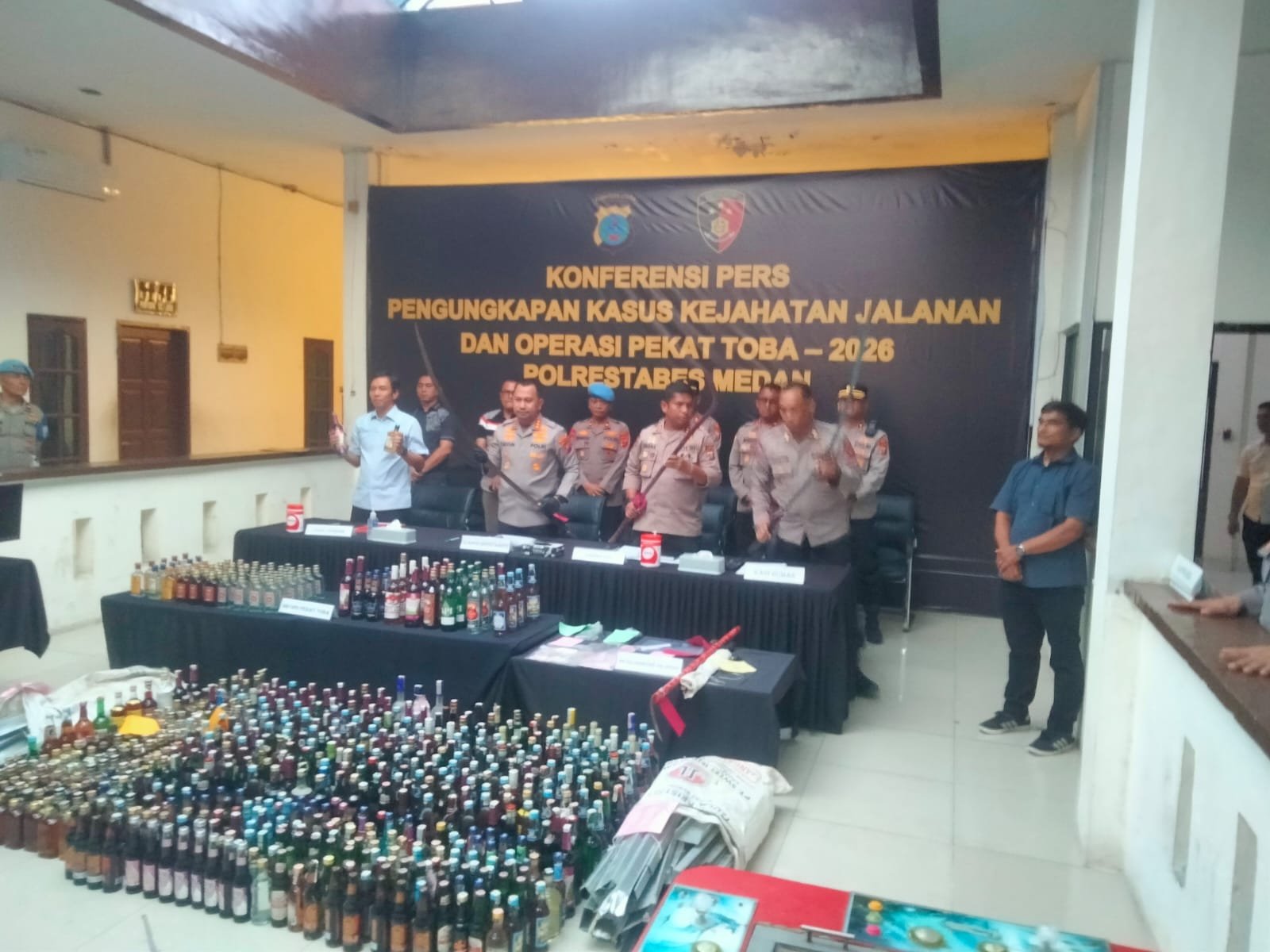 Kapolrestabes Medan Kombes Pol. Dr. Jean Calvijn Simanjuntak didampingi PJU Polrestabes Medan menunjukkan barang bukti saat konferensi pers.