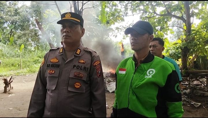 Petugas Polsek Medan Kota saat menggerebek sarang narkoba di Gang Nasional, Jalan B. Katamso, Medan Maimun.
