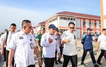 Wali Kota Medan Rico Waas berinteraksi dan meninjau kegiatan siswa di Sekolah Rakyat Terintegrasi 2 Medan.