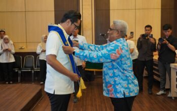 Wali Kota Medan Rico Waas saat dikukuhkan sebagai Duta Penggerak Ayah Teladan di Balai Kota.