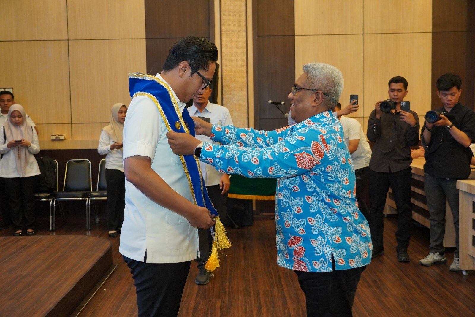 Wali Kota Medan Rico Waas saat dikukuhkan sebagai Duta Penggerak Ayah Teladan di Balai Kota.