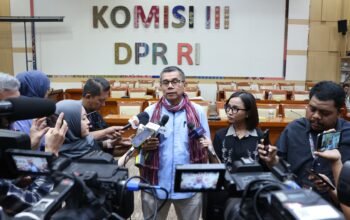 Anggota Komisi III DPR RI Hinca Panjaitan saat konferensi pers di Gedung DPR RI, Selasa (11/8/2026), menyampaikan desakan soal penanganan kasus kematian WL di Medan.