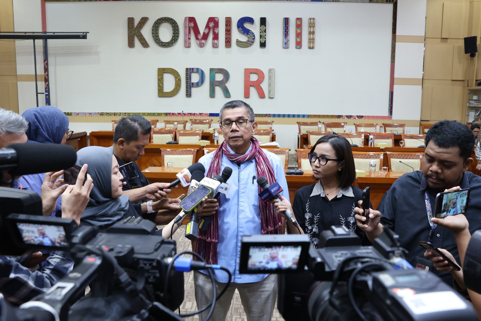 Anggota Komisi III DPR RI Hinca Panjaitan saat konferensi pers di Gedung DPR RI, Selasa (11/8/2026), menyampaikan desakan soal penanganan kasus kematian WL di Medan.