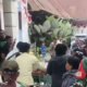 Ratusan siswa SMAN 1 Berastagi diduga keracunan usai konsumsi makanan program MBG. Sebagian alami gatal, bentol, dan muntah. Langsung dibawa ke sejumlah rumah sakit untuk penanganan medis.