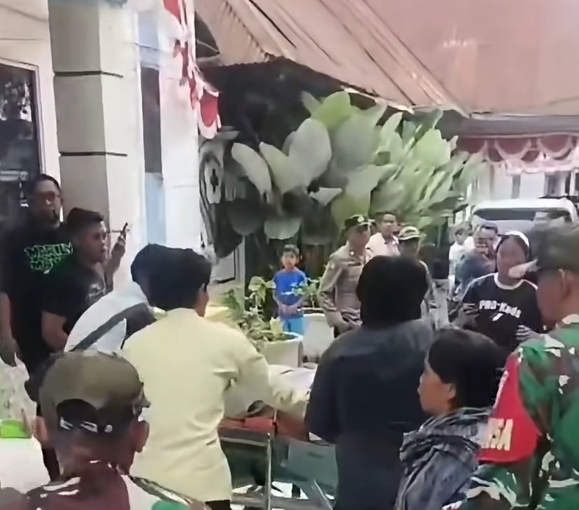 Ratusan siswa SMAN 1 Berastagi diduga keracunan usai konsumsi makanan program MBG. Sebagian alami gatal, bentol, dan muntah. Langsung dibawa ke sejumlah rumah sakit untuk penanganan medis.