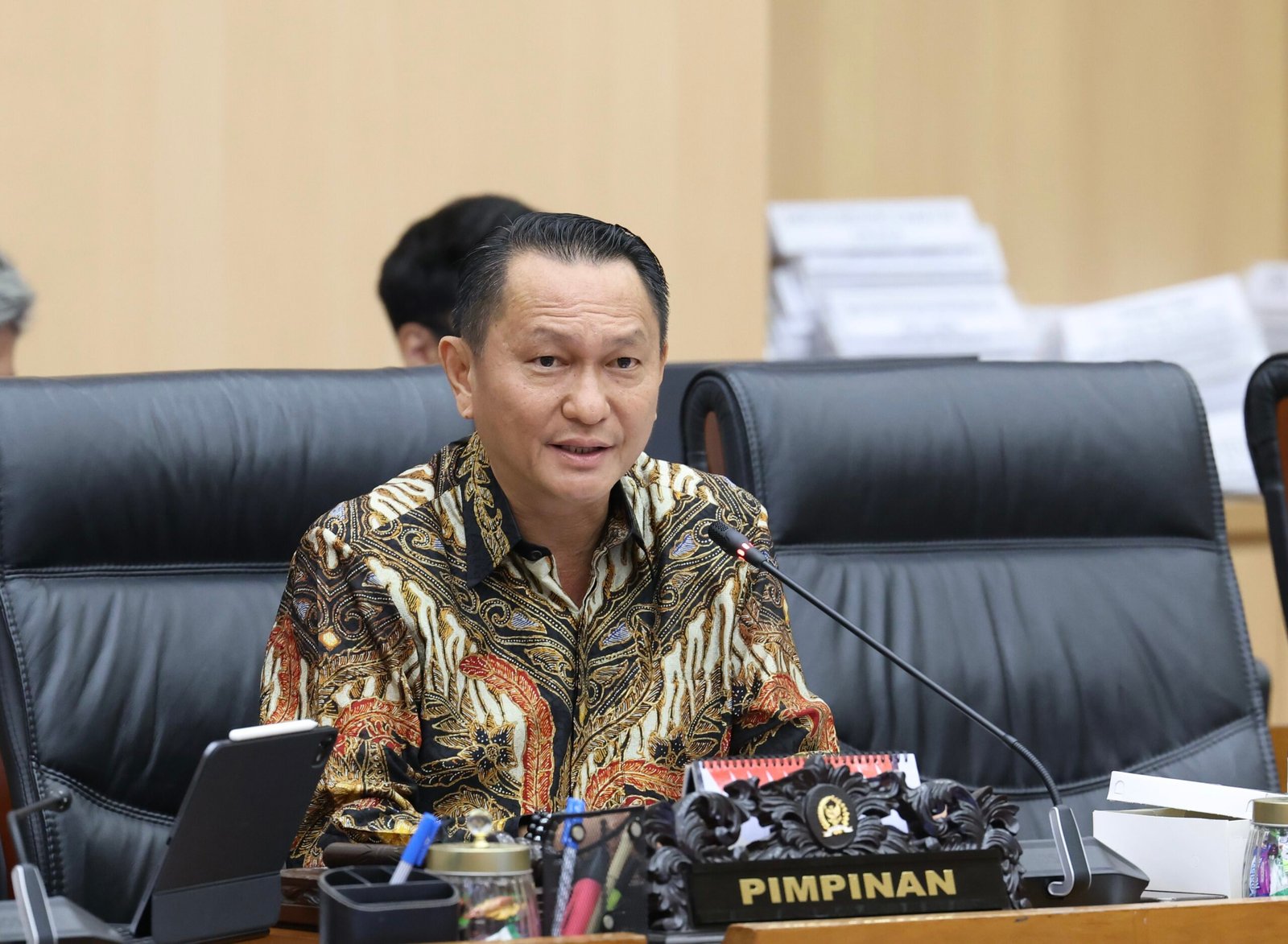 Gejolak harga minyak dunia akibat ketegangan Timur Tengah tidak akan membelenggu Indonesia. Bambang Patijaya menegaskan transisi energi ke kendaraan listrik adalah solusi nyata untuk ketahanan energi nasional.