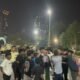 Petugas kepolisian mengamankan kerumunan pemuda di skatepark umum Medan saat terjadi keributan pada 1 Agustus 2026 malam