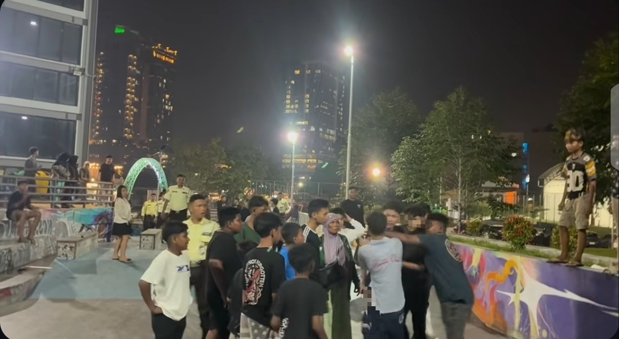 Petugas kepolisian mengamankan kerumunan pemuda di skatepark umum Medan saat terjadi keributan pada 1 Agustus 2026 malam