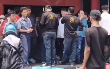 Massa PYBH berkumpul di depan Hive Billiard Aksara Medan menyuarakan tuntutan pemeriksaan menyeluruh