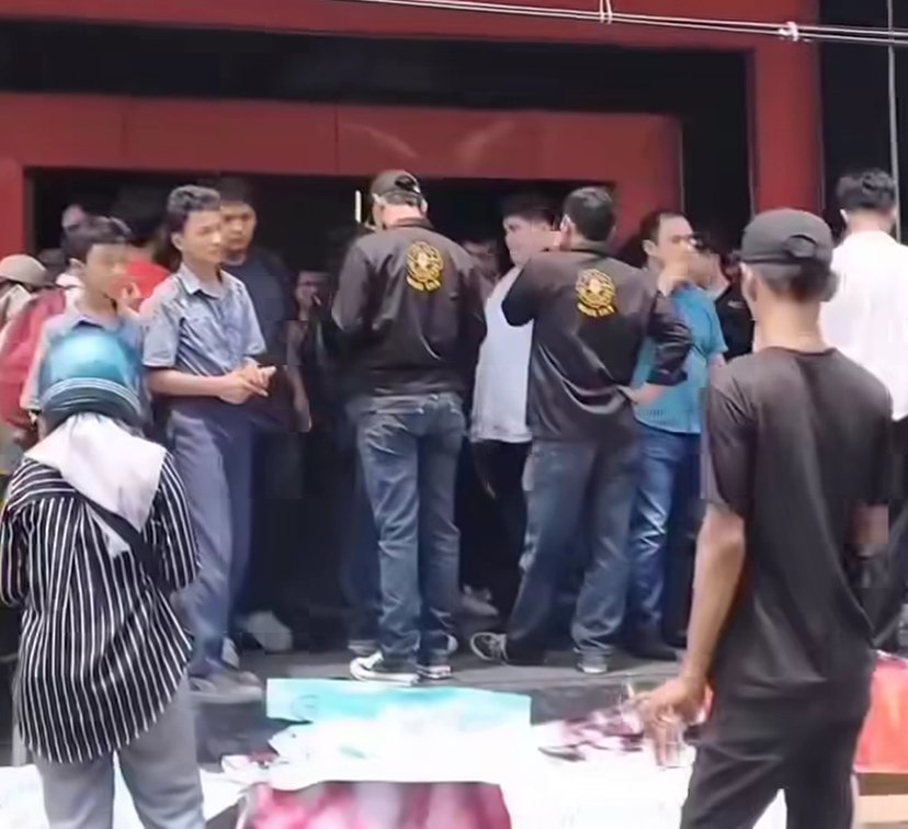 Massa PYBH berkumpul di depan Hive Billiard Aksara Medan menyuarakan tuntutan pemeriksaan menyeluruh