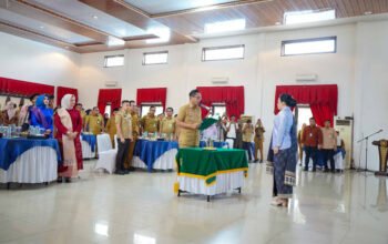 Wali Kota Medan Rico Tri Putra Bayu Waas menyematkan selempang Bunda PAUD kepada Airin Rico Waas saat pelantikan di Gedung Serbaguna TP PKK Medan, Senin (24/8/2026).