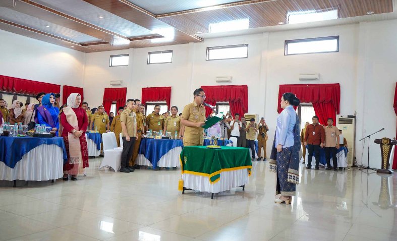 Wali Kota Medan Rico Tri Putra Bayu Waas menyematkan selempang Bunda PAUD kepada Airin Rico Waas saat pelantikan di Gedung Serbaguna TP PKK Medan, Senin (24/8/2026).
