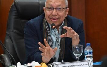 Anggota Komisi I DPR RI Mahfudz Abdurrahman memberikan keterangan pers terkait klarifikasi Kemenhan soal hijab di Unhan