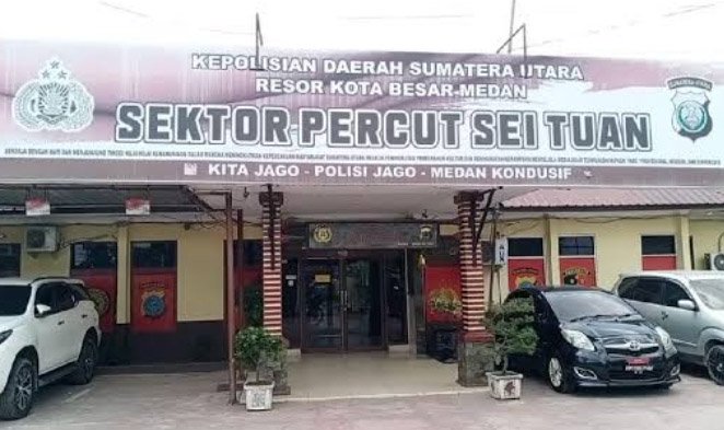 Kanit Reskrim Polsek Medan Tembung Iptu Parulian Sitanggang memberikan penjelasan di ruang kerjanya terkait isu viral dugaan tangkap-lepas.