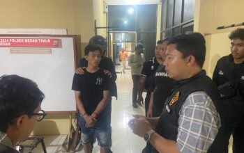 Pelaku Dani Ardiansyah saat digelandang petugas kepolisian ke Mapolsek Medan Timur.