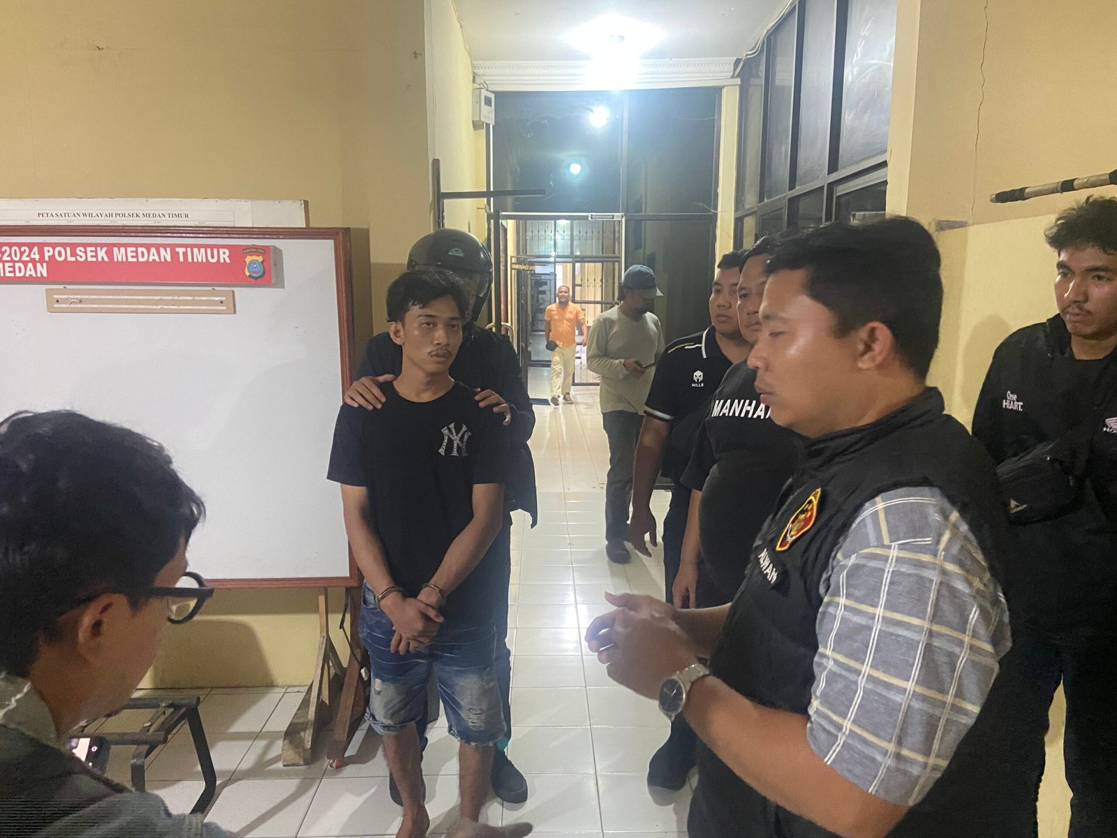 Pelaku Dani Ardiansyah saat digelandang petugas kepolisian ke Mapolsek Medan Timur.