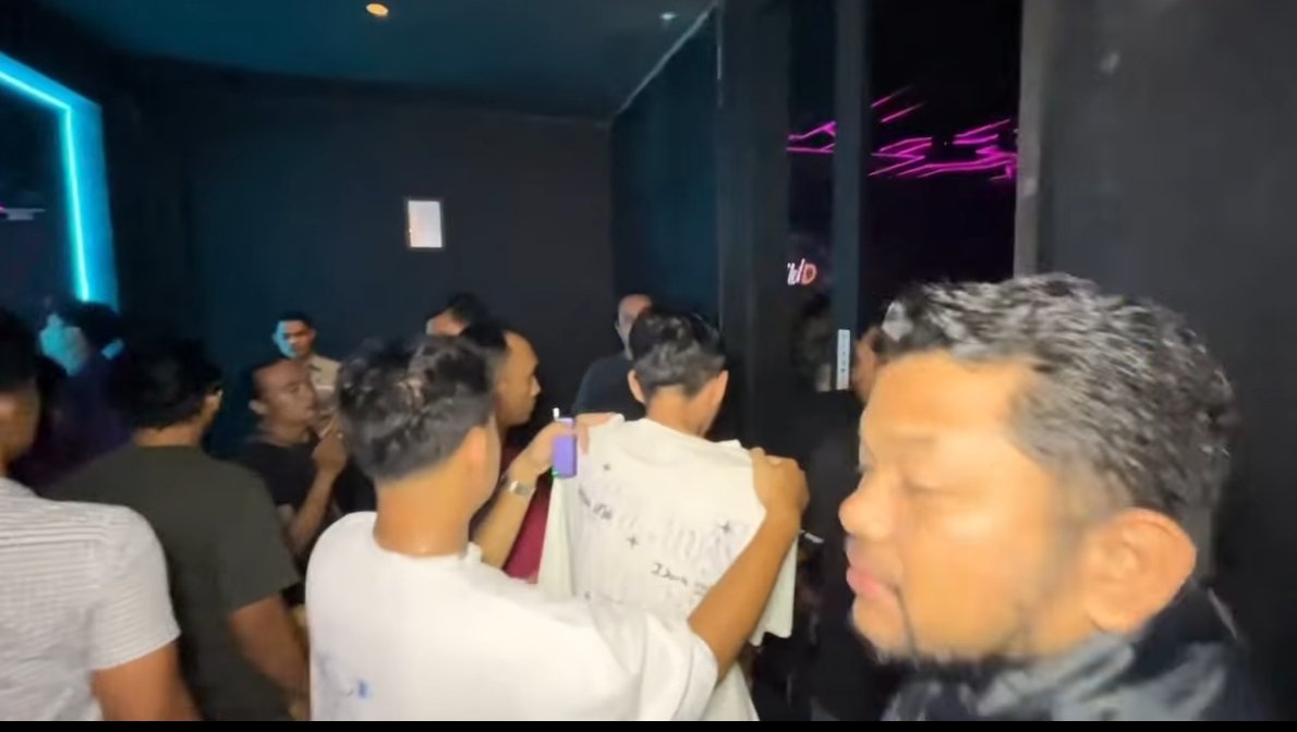 Petugas mengamankan pengunjung saat razia di Helen's Night Mart.