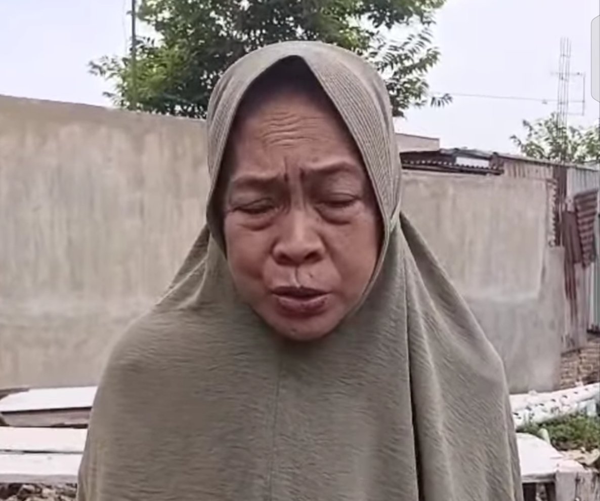 SD, warga lanjut usia 63 tahun di Kelurahan Tembung Medan, menunjukkan akses gang M. Idris yang terhalang bangunan liar