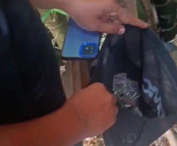 Petugas Satresnarkoba Polrestabes Medan saat menunjukkan barang bukti ganja dari modus penyimpanan di pohon bambu.